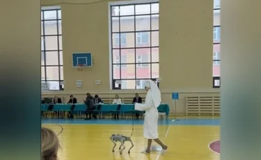 Референдумға келген қазақстандықтар креативті образдарымен көпшілікті таңғалдырды