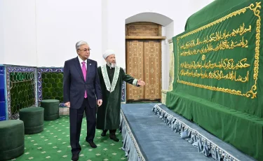 Президент Қасым-Жомарт Тоқаев Қожа Ахмет Ясауи кесенесіне зиярат етті