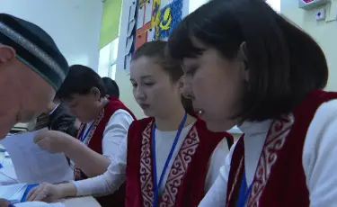 Түркістанда референдум учаскелеріне комиссия мүшелері ұлттық киім киіп келді