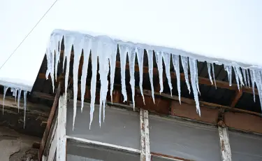 В Алматы усилен контроль за очисткой крыш жилых домов от снега