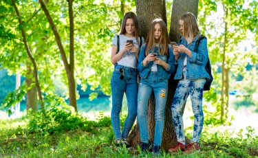 Границы цифрового детства: как мир ограничивает соцсети для подростков