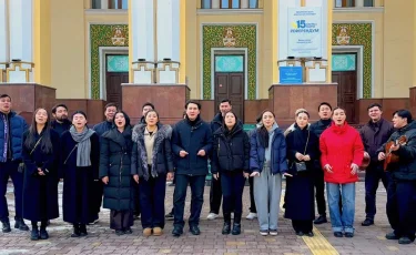 «Алматым махаббатым» прозвучала у участка для проведения референдума: молодежь устроила праздничный перформанс