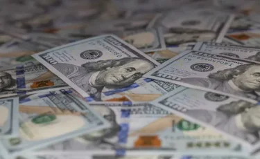 Теряет высоту: что происходит с долларом в Казахстане