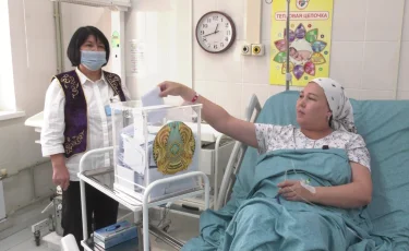 Рожденного в день референдума казахстанца назвали в честь Конституции