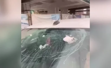 Удар с высоты: в Астане кусок льда с конструкции LRT упал прямо на автомобиль