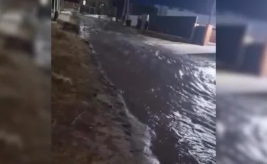 Паводки и подтопления: в Костанайской области в селе вскрыли дороги для отвода талых вод