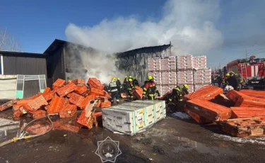 Пожар в Алматы: в Алатауском районе горел склад