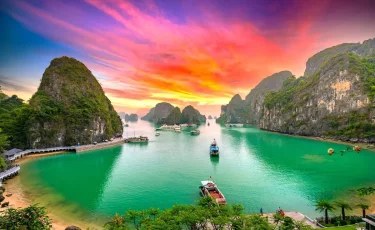 Международный женский день: во Вьетнаме проходит фестиваль традиционных платьев