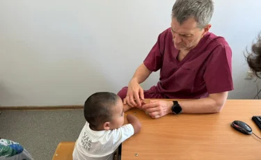 В Алматы провели 9 уникальных операций детям с патологиями конечностей