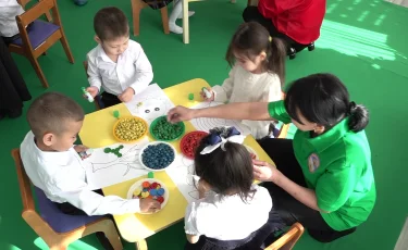 Алматылық бүлдіршіндер қалдықтардан түрлі бұйымдар жасауда