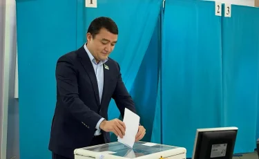 Алматы қаласы мәслихатының төрағасы Мейіржан Отыншиев референдумда дауыс берді