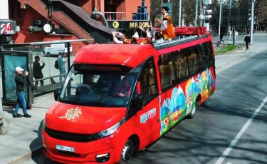 В Алматы по улицам проехал музыкальный автобус с этноансамблем