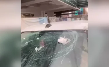 Астанада LRT құрылысынан мұз құлап, көлікті зақымдады