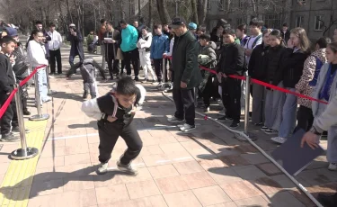 Живой мост поколений: как национальные игры объединили сотни юных алматинцев в Наурыз