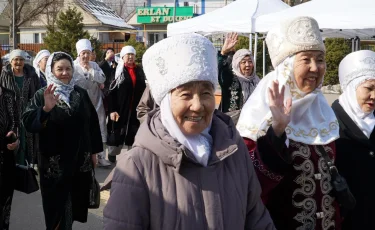 Жители старшего поколения в национальных костюмах пришли на голосование в микрорайоне Думан в Алматы