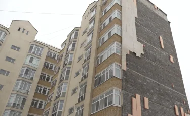 Скандал вокруг новостройки: в Астане еще у одной многоэтажки обрушился фасад