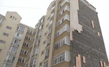 Скандал вокруг новостройки: в Астане еще у одной многоэтажки обрушился фасад