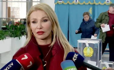 Жамиля Серкебаева проголосовала на референдуме в здании Национальной библиотеки