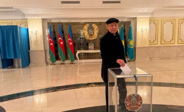 Известный художник из Алматы Алпысбай Казгулов проголосовал на референдуме в посольстве Казахстана в Баку