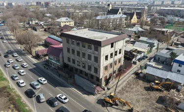 Крупное здание сносят в Алматы по решению суда