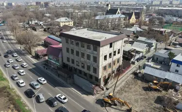 Крупное здание сносят в Алматы по решению суда