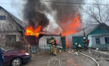 В Уральске сотрудники МЧС спасли женщину из горящего дома