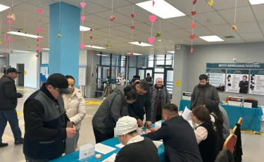 Алматинцы активно идут на референдум - на участках образуются очереди