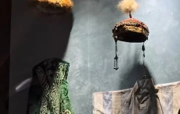 В Национальном центральном музее открылась выставка национальной одежды