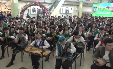 Алматыда 500 студент «Ерке сылқым» күйін орындады