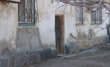 Аварийное здание: жители ветхого жилья в Атырау требуют переселить в безопасный дом