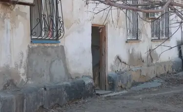 Аварийное здание: жители ветхого жилья в Атырау требуют переселить в безопасный дом