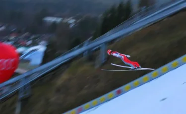 Казахстанский лыжник выиграл международный турнир по прыжкам с трамплина