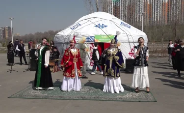 Вкус Наурыза на Сайране: алматинцев угостили традиционным коже в мобильном этноауле