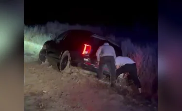 Демалыс орнына бара жатқан бір отбасының  үш көлігі батпаққа батып кетті