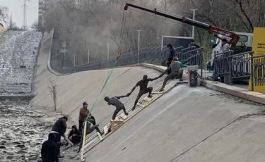 На русле реки Үлкен Алматы установили интерактивный арт-объект