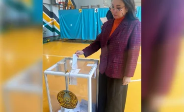 Әнші әрі қоғам қайраткері Алма Аманжолова Алматыда референдумда дауыс берді