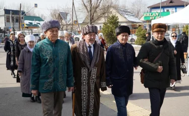 Алматыдағы Думан шағынауданында ұлттық киім киген аға буын өкілдері дауыс беруге келді