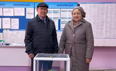 Супружеская пара из династии железнодорожников проголосовала в Алматы