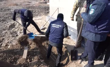 Жоғалған отбасы: күдікті мәйіттерді өзі жалдап тұрған үйдің ауласына көміп кеткен