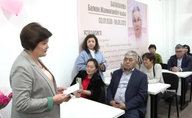 Символ педагогической мудрости: в Алматы увековечили имя наставницы нескольких поколений учителей