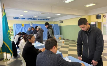 Алматыда сайлаушылар учаскелер ашылмай жатып-ақ келе бастады