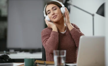 Какую музыку слушать для работы: влияние звуковых волн на концентрацию мозга