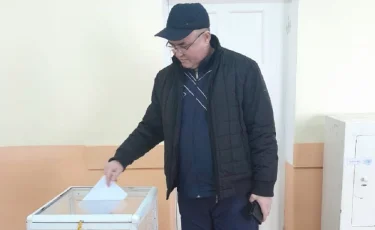 С поезда — на участок: алматинец успел «в последний вагон» на референдум