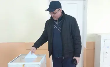 С поезда — на участок: алматинец успел «в последний вагон» на референдум