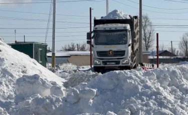 Дачи против полигона: в Костанае тысячи тонн снега складируют в шаге от жилых домов