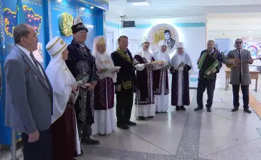 Таразда ардагерлер ансамблі дауыс берушілерді жырмен қарсы алды