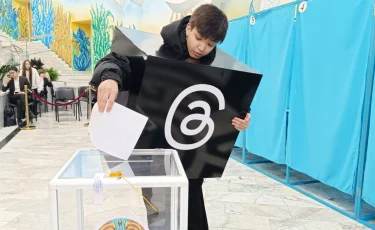 Человек в костюме Threads пришёл голосовать в Алматы и сделал мем живым