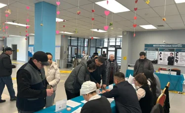 Алматылықтар референдумға белсенді қатысып жатыр — кейбір учаскелерде кезек пайда болды