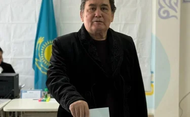 Писатель Кали Сарсенбай принял участие в общенациональном референдуме