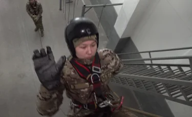 Биіктікті бағындырған бұрымдылар: Алматыда 100-ге жуық әскери әйел парашюттік даярлықтан өткен